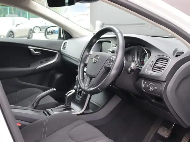 ボルボ Ｖ４０ D4 キネティック 長野県 2018(平30)年 4.1万km アイスホワイト 純正ナビ/バックカメラ/ＡＣＣ/BLIS/衝突軽減ブレーキ/レーンキープアシスト/ブラインドスポットモニター/パークセンサー/純正１６ＡＷ/スマートキー/ＥＴＣ/ドライブレコーダー/ＬＥＤヘッドライト/保証書・取説・スペアキー