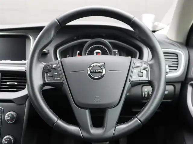 ボルボ Ｖ４０ D4 キネティック 長野県 2018(平30)年 4.1万km アイスホワイト 純正ナビ/バックカメラ/ＡＣＣ/BLIS/衝突軽減ブレーキ/レーンキープアシスト/ブラインドスポットモニター/パークセンサー/純正１６ＡＷ/スマートキー/ＥＴＣ/ドライブレコーダー/ＬＥＤヘッドライト/保証書・取説・スペアキー