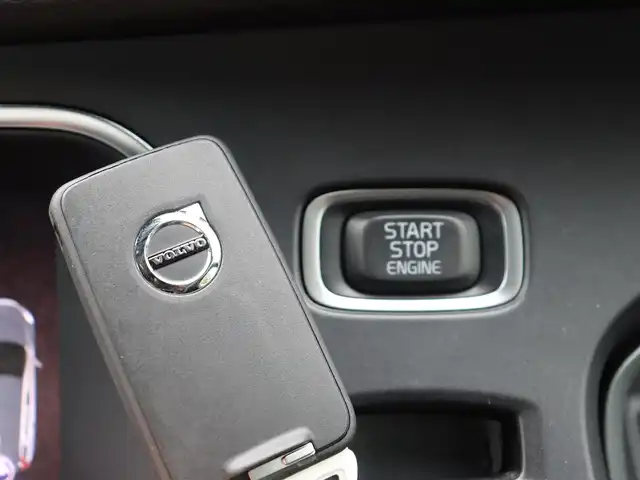ボルボ Ｖ４０ D4 キネティック 長野県 2018(平30)年 4.1万km アイスホワイト 純正ナビ/バックカメラ/ＡＣＣ/BLIS/衝突軽減ブレーキ/レーンキープアシスト/ブラインドスポットモニター/パークセンサー/純正１６ＡＷ/スマートキー/ＥＴＣ/ドライブレコーダー/ＬＥＤヘッドライト/保証書・取説・スペアキー