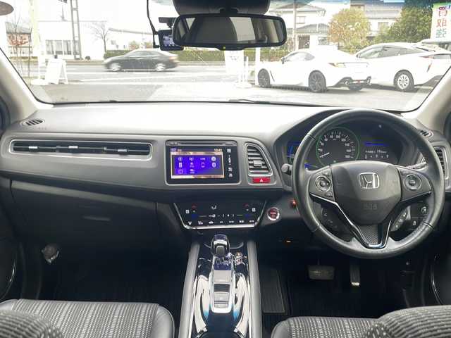 ホンダ ヴェゼル ハイブリッド Z 福島県 2014(平26)年 8.2万km ホワイトオーキッドパール 純正ナビゲーション/・フルセグTV/BT/CD/DVD/USB/HDMI/iPod/FM/AM/・バックカメラ/・前後ドライブレコーダー/・ビルトインETC/ハーフレザーシート/・シートヒーター/革張りステアリング/・ステアリングリモコン/・パドルシフト/クルーズコントロール/電子パーキング/・オートブレーキホールド/横滑り防止装置/プッシュスタート/・スマートキー/電動格納ミラー/・ウィンカーミラー/LEDヘッドライト/・オートライト/・フォグランプ/純正フロアマット/ドアバイザー/ルーフレール