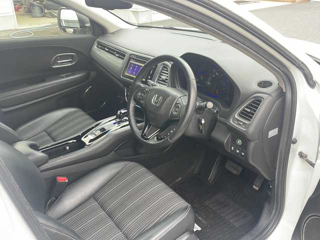 ホンダ ヴェゼル ハイブリッド Z 福島県 2014(平26)年 8.2万km ホワイトオーキッドパール 純正ナビゲーション/・フルセグTV/BT/CD/DVD/USB/HDMI/iPod/FM/AM/・バックカメラ/・前後ドライブレコーダー/・ビルトインETC/ハーフレザーシート/・シートヒーター/革張りステアリング/・ステアリングリモコン/・パドルシフト/クルーズコントロール/電子パーキング/・オートブレーキホールド/横滑り防止装置/プッシュスタート/・スマートキー/電動格納ミラー/・ウィンカーミラー/LEDヘッドライト/・オートライト/・フォグランプ/純正フロアマット/ドアバイザー/ルーフレール