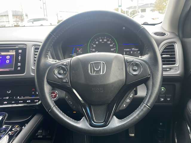 ホンダ ヴェゼル ハイブリッド Z 福島県 2014(平26)年 8.2万km ホワイトオーキッドパール 純正ナビゲーション/・フルセグTV/BT/CD/DVD/USB/HDMI/iPod/FM/AM/・バックカメラ/・前後ドライブレコーダー/・ビルトインETC/ハーフレザーシート/・シートヒーター/革張りステアリング/・ステアリングリモコン/・パドルシフト/クルーズコントロール/電子パーキング/・オートブレーキホールド/横滑り防止装置/プッシュスタート/・スマートキー/電動格納ミラー/・ウィンカーミラー/LEDヘッドライト/・オートライト/・フォグランプ/純正フロアマット/ドアバイザー/ルーフレール