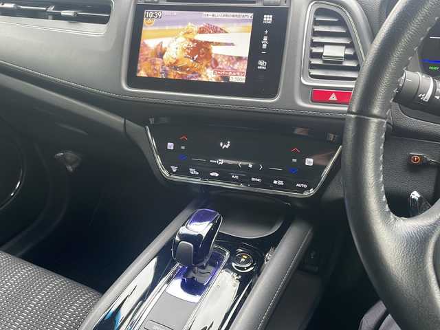 ホンダ ヴェゼル ハイブリッド Z 福島県 2014(平26)年 8.2万km ホワイトオーキッドパール 純正ナビゲーション/・フルセグTV/BT/CD/DVD/USB/HDMI/iPod/FM/AM/・バックカメラ/・前後ドライブレコーダー/・ビルトインETC/ハーフレザーシート/・シートヒーター/革張りステアリング/・ステアリングリモコン/・パドルシフト/クルーズコントロール/電子パーキング/・オートブレーキホールド/横滑り防止装置/プッシュスタート/・スマートキー/電動格納ミラー/・ウィンカーミラー/LEDヘッドライト/・オートライト/・フォグランプ/純正フロアマット/ドアバイザー/ルーフレール