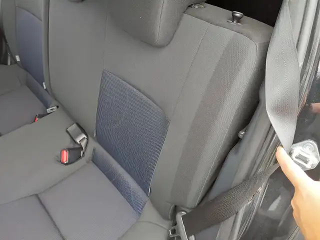 トヨタ アクア S 東京都 2015(平27)年 7.5万km ブラックマイカ 純正ナビ/フルセグTV/バックカメラ/シートヒーター/LEDヘッドライト/ボディ同色リアナンバープレートガーニッシュ/リアスポイラー/175/65R15タイヤ/15インチフルホイールキャップ/アブソーバーガラス/リアワイパー/ブルーブラック塗装インパネ加飾/ブルーブラックアクセント/ピアノブラックエアコ吹き出し口加飾/デジタメーター/シルバー加飾付ウレタン製ステアリングホイール/チルト/テレスコピックステアリング/メッキ加飾/ブルーオーナメント付ウレタン製シフトノブ/無塗装シフトパネル/SRSエアバッグ（運転席/助手席）/オートエアコン/ピアノブラックセンターパネル/パワーウィンドウ（フロント/リア）/ブルーブラックアクセント付無塗装パワーウインドウスイッチベース/無塗装インサイドドアハンドル/バニティミラー（運転席/助手席）/アシストグリップ（リア）/コートフック（リア）/ブルーブラック/ブラックツートーンファブリックシート/シートリフター/上下調整式ヘッドレスト（フロント）/シートバックポケット（助手席）/6：4分割可倒式シート（リア）/スマートキー