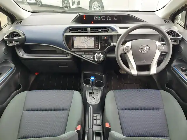 トヨタ アクア S 東京都 2015(平27)年 7.5万km ブラックマイカ 純正ナビ/フルセグTV/バックカメラ/シートヒーター/LEDヘッドライト/ボディ同色リアナンバープレートガーニッシュ/リアスポイラー/175/65R15タイヤ/15インチフルホイールキャップ/アブソーバーガラス/リアワイパー/ブルーブラック塗装インパネ加飾/ブルーブラックアクセント/ピアノブラックエアコ吹き出し口加飾/デジタメーター/シルバー加飾付ウレタン製ステアリングホイール/チルト/テレスコピックステアリング/メッキ加飾/ブルーオーナメント付ウレタン製シフトノブ/無塗装シフトパネル/SRSエアバッグ（運転席/助手席）/オートエアコン/ピアノブラックセンターパネル/パワーウィンドウ（フロント/リア）/ブルーブラックアクセント付無塗装パワーウインドウスイッチベース/無塗装インサイドドアハンドル/バニティミラー（運転席/助手席）/アシストグリップ（リア）/コートフック（リア）/ブルーブラック/ブラックツートーンファブリックシート/シートリフター/上下調整式ヘッドレスト（フロント）/シートバックポケット（助手席）/6：4分割可倒式シート（リア）/スマートキー