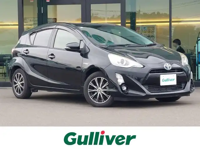 トヨタ アクア S 東京都 2015(平27)年 7.5万km ブラックマイカ 純正ナビ/フルセグTV/バックカメラ/シートヒーター/LEDヘッドライト/ボディ同色リアナンバープレートガーニッシュ/リアスポイラー/175/65R15タイヤ/15インチフルホイールキャップ/アブソーバーガラス/リアワイパー/ブルーブラック塗装インパネ加飾/ブルーブラックアクセント/ピアノブラックエアコ吹き出し口加飾/デジタメーター/シルバー加飾付ウレタン製ステアリングホイール/チルト/テレスコピックステアリング/メッキ加飾/ブルーオーナメント付ウレタン製シフトノブ/無塗装シフトパネル/SRSエアバッグ（運転席/助手席）/オートエアコン/ピアノブラックセンターパネル/パワーウィンドウ（フロント/リア）/ブルーブラックアクセント付無塗装パワーウインドウスイッチベース/無塗装インサイドドアハンドル/バニティミラー（運転席/助手席）/アシストグリップ（リア）/コートフック（リア）/ブルーブラック/ブラックツートーンファブリックシート/シートリフター/上下調整式ヘッドレスト（フロント）/シートバックポケット（助手席）/6：4分割可倒式シート（リア）/スマートキー