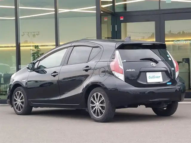 トヨタ アクア S 東京都 2015(平27)年 7.5万km ブラックマイカ 純正ナビ/フルセグTV/バックカメラ/シートヒーター/LEDヘッドライト/ボディ同色リアナンバープレートガーニッシュ/リアスポイラー/175/65R15タイヤ/15インチフルホイールキャップ/アブソーバーガラス/リアワイパー/ブルーブラック塗装インパネ加飾/ブルーブラックアクセント/ピアノブラックエアコ吹き出し口加飾/デジタメーター/シルバー加飾付ウレタン製ステアリングホイール/チルト/テレスコピックステアリング/メッキ加飾/ブルーオーナメント付ウレタン製シフトノブ/無塗装シフトパネル/SRSエアバッグ（運転席/助手席）/オートエアコン/ピアノブラックセンターパネル/パワーウィンドウ（フロント/リア）/ブルーブラックアクセント付無塗装パワーウインドウスイッチベース/無塗装インサイドドアハンドル/バニティミラー（運転席/助手席）/アシストグリップ（リア）/コートフック（リア）/ブルーブラック/ブラックツートーンファブリックシート/シートリフター/上下調整式ヘッドレスト（フロント）/シートバックポケット（助手席）/6：4分割可倒式シート（リア）/スマートキー