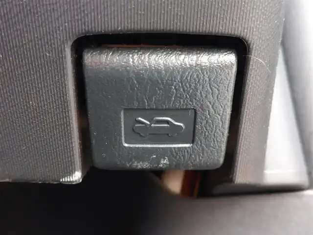 トヨタ アクア S 東京都 2015(平27)年 7.5万km ブラックマイカ 純正ナビ/フルセグTV/バックカメラ/シートヒーター/LEDヘッドライト/ボディ同色リアナンバープレートガーニッシュ/リアスポイラー/175/65R15タイヤ/15インチフルホイールキャップ/アブソーバーガラス/リアワイパー/ブルーブラック塗装インパネ加飾/ブルーブラックアクセント/ピアノブラックエアコ吹き出し口加飾/デジタメーター/シルバー加飾付ウレタン製ステアリングホイール/チルト/テレスコピックステアリング/メッキ加飾/ブルーオーナメント付ウレタン製シフトノブ/無塗装シフトパネル/SRSエアバッグ（運転席/助手席）/オートエアコン/ピアノブラックセンターパネル/パワーウィンドウ（フロント/リア）/ブルーブラックアクセント付無塗装パワーウインドウスイッチベース/無塗装インサイドドアハンドル/バニティミラー（運転席/助手席）/アシストグリップ（リア）/コートフック（リア）/ブルーブラック/ブラックツートーンファブリックシート/シートリフター/上下調整式ヘッドレスト（フロント）/シートバックポケット（助手席）/6：4分割可倒式シート（リア）/スマートキー