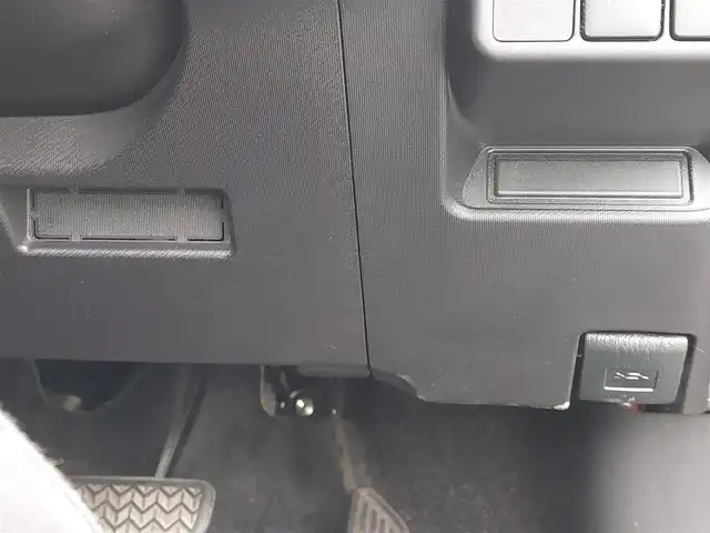 トヨタ アクア S 東京都 2015(平27)年 7.5万km ブラックマイカ 純正ナビ/フルセグTV/バックカメラ/シートヒーター/LEDヘッドライト/ボディ同色リアナンバープレートガーニッシュ/リアスポイラー/175/65R15タイヤ/15インチフルホイールキャップ/アブソーバーガラス/リアワイパー/ブルーブラック塗装インパネ加飾/ブルーブラックアクセント/ピアノブラックエアコ吹き出し口加飾/デジタメーター/シルバー加飾付ウレタン製ステアリングホイール/チルト/テレスコピックステアリング/メッキ加飾/ブルーオーナメント付ウレタン製シフトノブ/無塗装シフトパネル/SRSエアバッグ（運転席/助手席）/オートエアコン/ピアノブラックセンターパネル/パワーウィンドウ（フロント/リア）/ブルーブラックアクセント付無塗装パワーウインドウスイッチベース/無塗装インサイドドアハンドル/バニティミラー（運転席/助手席）/アシストグリップ（リア）/コートフック（リア）/ブルーブラック/ブラックツートーンファブリックシート/シートリフター/上下調整式ヘッドレスト（フロント）/シートバックポケット（助手席）/6：4分割可倒式シート（リア）/スマートキー