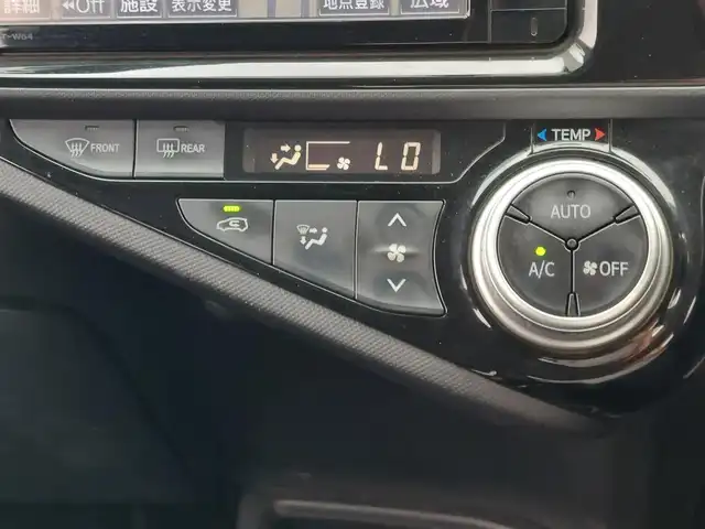 トヨタ アクア S 東京都 2015(平27)年 7.5万km ブラックマイカ 純正ナビ/フルセグTV/バックカメラ/シートヒーター/LEDヘッドライト/ボディ同色リアナンバープレートガーニッシュ/リアスポイラー/175/65R15タイヤ/15インチフルホイールキャップ/アブソーバーガラス/リアワイパー/ブルーブラック塗装インパネ加飾/ブルーブラックアクセント/ピアノブラックエアコ吹き出し口加飾/デジタメーター/シルバー加飾付ウレタン製ステアリングホイール/チルト/テレスコピックステアリング/メッキ加飾/ブルーオーナメント付ウレタン製シフトノブ/無塗装シフトパネル/SRSエアバッグ（運転席/助手席）/オートエアコン/ピアノブラックセンターパネル/パワーウィンドウ（フロント/リア）/ブルーブラックアクセント付無塗装パワーウインドウスイッチベース/無塗装インサイドドアハンドル/バニティミラー（運転席/助手席）/アシストグリップ（リア）/コートフック（リア）/ブルーブラック/ブラックツートーンファブリックシート/シートリフター/上下調整式ヘッドレスト（フロント）/シートバックポケット（助手席）/6：4分割可倒式シート（リア）/スマートキー