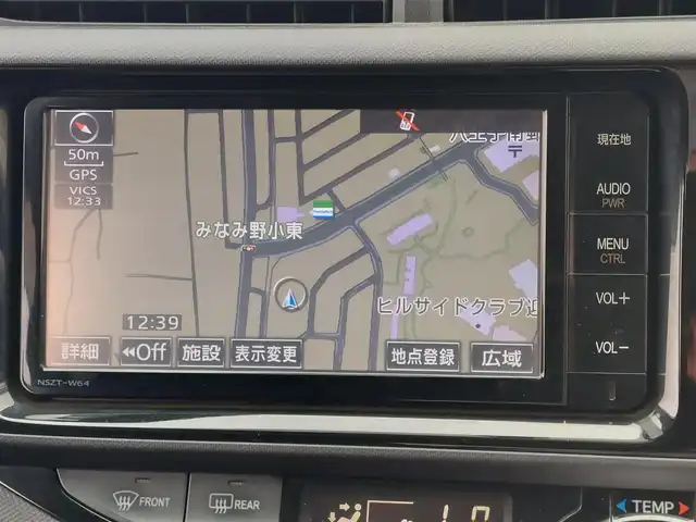 トヨタ アクア S 東京都 2015(平27)年 7.5万km ブラックマイカ 純正ナビ/フルセグTV/バックカメラ/シートヒーター/LEDヘッドライト/ボディ同色リアナンバープレートガーニッシュ/リアスポイラー/175/65R15タイヤ/15インチフルホイールキャップ/アブソーバーガラス/リアワイパー/ブルーブラック塗装インパネ加飾/ブルーブラックアクセント/ピアノブラックエアコ吹き出し口加飾/デジタメーター/シルバー加飾付ウレタン製ステアリングホイール/チルト/テレスコピックステアリング/メッキ加飾/ブルーオーナメント付ウレタン製シフトノブ/無塗装シフトパネル/SRSエアバッグ（運転席/助手席）/オートエアコン/ピアノブラックセンターパネル/パワーウィンドウ（フロント/リア）/ブルーブラックアクセント付無塗装パワーウインドウスイッチベース/無塗装インサイドドアハンドル/バニティミラー（運転席/助手席）/アシストグリップ（リア）/コートフック（リア）/ブルーブラック/ブラックツートーンファブリックシート/シートリフター/上下調整式ヘッドレスト（フロント）/シートバックポケット（助手席）/6：4分割可倒式シート（リア）/スマートキー