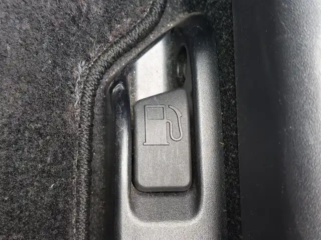 トヨタ アクア S 東京都 2015(平27)年 7.5万km ブラックマイカ 純正ナビ/フルセグTV/バックカメラ/シートヒーター/LEDヘッドライト/ボディ同色リアナンバープレートガーニッシュ/リアスポイラー/175/65R15タイヤ/15インチフルホイールキャップ/アブソーバーガラス/リアワイパー/ブルーブラック塗装インパネ加飾/ブルーブラックアクセント/ピアノブラックエアコ吹き出し口加飾/デジタメーター/シルバー加飾付ウレタン製ステアリングホイール/チルト/テレスコピックステアリング/メッキ加飾/ブルーオーナメント付ウレタン製シフトノブ/無塗装シフトパネル/SRSエアバッグ（運転席/助手席）/オートエアコン/ピアノブラックセンターパネル/パワーウィンドウ（フロント/リア）/ブルーブラックアクセント付無塗装パワーウインドウスイッチベース/無塗装インサイドドアハンドル/バニティミラー（運転席/助手席）/アシストグリップ（リア）/コートフック（リア）/ブルーブラック/ブラックツートーンファブリックシート/シートリフター/上下調整式ヘッドレスト（フロント）/シートバックポケット（助手席）/6：4分割可倒式シート（リア）/スマートキー