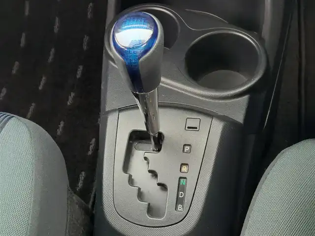 トヨタ アクア S 東京都 2015(平27)年 7.5万km ブラックマイカ 純正ナビ/フルセグTV/バックカメラ/シートヒーター/LEDヘッドライト/ボディ同色リアナンバープレートガーニッシュ/リアスポイラー/175/65R15タイヤ/15インチフルホイールキャップ/アブソーバーガラス/リアワイパー/ブルーブラック塗装インパネ加飾/ブルーブラックアクセント/ピアノブラックエアコ吹き出し口加飾/デジタメーター/シルバー加飾付ウレタン製ステアリングホイール/チルト/テレスコピックステアリング/メッキ加飾/ブルーオーナメント付ウレタン製シフトノブ/無塗装シフトパネル/SRSエアバッグ（運転席/助手席）/オートエアコン/ピアノブラックセンターパネル/パワーウィンドウ（フロント/リア）/ブルーブラックアクセント付無塗装パワーウインドウスイッチベース/無塗装インサイドドアハンドル/バニティミラー（運転席/助手席）/アシストグリップ（リア）/コートフック（リア）/ブルーブラック/ブラックツートーンファブリックシート/シートリフター/上下調整式ヘッドレスト（フロント）/シートバックポケット（助手席）/6：4分割可倒式シート（リア）/スマートキー