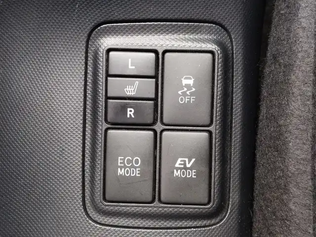 トヨタ アクア S 東京都 2015(平27)年 7.5万km ブラックマイカ 純正ナビ/フルセグTV/バックカメラ/シートヒーター/LEDヘッドライト/ボディ同色リアナンバープレートガーニッシュ/リアスポイラー/175/65R15タイヤ/15インチフルホイールキャップ/アブソーバーガラス/リアワイパー/ブルーブラック塗装インパネ加飾/ブルーブラックアクセント/ピアノブラックエアコ吹き出し口加飾/デジタメーター/シルバー加飾付ウレタン製ステアリングホイール/チルト/テレスコピックステアリング/メッキ加飾/ブルーオーナメント付ウレタン製シフトノブ/無塗装シフトパネル/SRSエアバッグ（運転席/助手席）/オートエアコン/ピアノブラックセンターパネル/パワーウィンドウ（フロント/リア）/ブルーブラックアクセント付無塗装パワーウインドウスイッチベース/無塗装インサイドドアハンドル/バニティミラー（運転席/助手席）/アシストグリップ（リア）/コートフック（リア）/ブルーブラック/ブラックツートーンファブリックシート/シートリフター/上下調整式ヘッドレスト（フロント）/シートバックポケット（助手席）/6：4分割可倒式シート（リア）/スマートキー