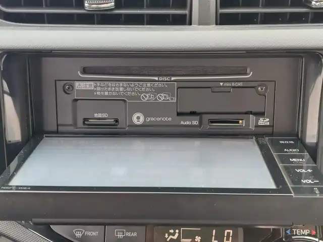 トヨタ アクア S 東京都 2015(平27)年 7.5万km ブラックマイカ 純正ナビ/フルセグTV/バックカメラ/シートヒーター/LEDヘッドライト/ボディ同色リアナンバープレートガーニッシュ/リアスポイラー/175/65R15タイヤ/15インチフルホイールキャップ/アブソーバーガラス/リアワイパー/ブルーブラック塗装インパネ加飾/ブルーブラックアクセント/ピアノブラックエアコ吹き出し口加飾/デジタメーター/シルバー加飾付ウレタン製ステアリングホイール/チルト/テレスコピックステアリング/メッキ加飾/ブルーオーナメント付ウレタン製シフトノブ/無塗装シフトパネル/SRSエアバッグ（運転席/助手席）/オートエアコン/ピアノブラックセンターパネル/パワーウィンドウ（フロント/リア）/ブルーブラックアクセント付無塗装パワーウインドウスイッチベース/無塗装インサイドドアハンドル/バニティミラー（運転席/助手席）/アシストグリップ（リア）/コートフック（リア）/ブルーブラック/ブラックツートーンファブリックシート/シートリフター/上下調整式ヘッドレスト（フロント）/シートバックポケット（助手席）/6：4分割可倒式シート（リア）/スマートキー