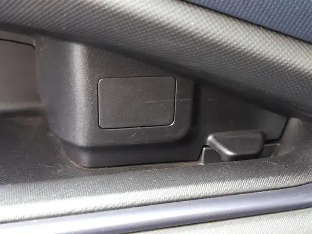 トヨタ アクア S 東京都 2015(平27)年 7.5万km ブラックマイカ 純正ナビ/フルセグTV/バックカメラ/シートヒーター/LEDヘッドライト/ボディ同色リアナンバープレートガーニッシュ/リアスポイラー/175/65R15タイヤ/15インチフルホイールキャップ/アブソーバーガラス/リアワイパー/ブルーブラック塗装インパネ加飾/ブルーブラックアクセント/ピアノブラックエアコ吹き出し口加飾/デジタメーター/シルバー加飾付ウレタン製ステアリングホイール/チルト/テレスコピックステアリング/メッキ加飾/ブルーオーナメント付ウレタン製シフトノブ/無塗装シフトパネル/SRSエアバッグ（運転席/助手席）/オートエアコン/ピアノブラックセンターパネル/パワーウィンドウ（フロント/リア）/ブルーブラックアクセント付無塗装パワーウインドウスイッチベース/無塗装インサイドドアハンドル/バニティミラー（運転席/助手席）/アシストグリップ（リア）/コートフック（リア）/ブルーブラック/ブラックツートーンファブリックシート/シートリフター/上下調整式ヘッドレスト（フロント）/シートバックポケット（助手席）/6：4分割可倒式シート（リア）/スマートキー