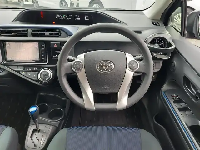 トヨタ アクア S 東京都 2015(平27)年 7.5万km ブラックマイカ 純正ナビ/フルセグTV/バックカメラ/シートヒーター/LEDヘッドライト/ボディ同色リアナンバープレートガーニッシュ/リアスポイラー/175/65R15タイヤ/15インチフルホイールキャップ/アブソーバーガラス/リアワイパー/ブルーブラック塗装インパネ加飾/ブルーブラックアクセント/ピアノブラックエアコ吹き出し口加飾/デジタメーター/シルバー加飾付ウレタン製ステアリングホイール/チルト/テレスコピックステアリング/メッキ加飾/ブルーオーナメント付ウレタン製シフトノブ/無塗装シフトパネル/SRSエアバッグ（運転席/助手席）/オートエアコン/ピアノブラックセンターパネル/パワーウィンドウ（フロント/リア）/ブルーブラックアクセント付無塗装パワーウインドウスイッチベース/無塗装インサイドドアハンドル/バニティミラー（運転席/助手席）/アシストグリップ（リア）/コートフック（リア）/ブルーブラック/ブラックツートーンファブリックシート/シートリフター/上下調整式ヘッドレスト（フロント）/シートバックポケット（助手席）/6：4分割可倒式シート（リア）/スマートキー