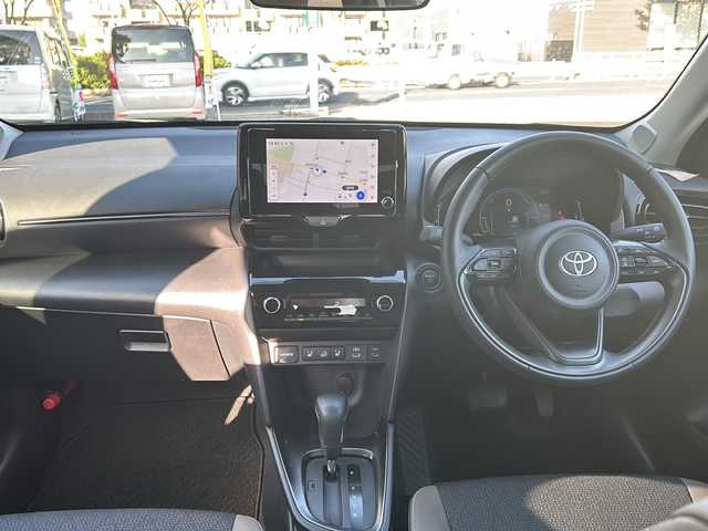 トヨタ ヤリスクロス ハイブリッド Z 鳥取県 2024(令6)年 1万km マッシブグレー Toyota Safety Sense/セーフティ・サポートカーS〈ワイド〉/プリクラッシュセーフティ（歩行者［昼夜］・自転車運転者［昼　夜］・自動二輪車［昼］検知機能付衝突回避支援タイプ／ミリ波レーダー＋単眼カメラ方式）/レーダークルーズコントロール（全車速追従機能付)/パノラミックビューモニター/Toyota純正ナビ/フルセグテレビ/AM/FM、CD/DVD/Bluetooth、iPod/ドアバイザー/プッシュスタート/ETC/ワンオーナー/スタッドレスタイヤ４本付き