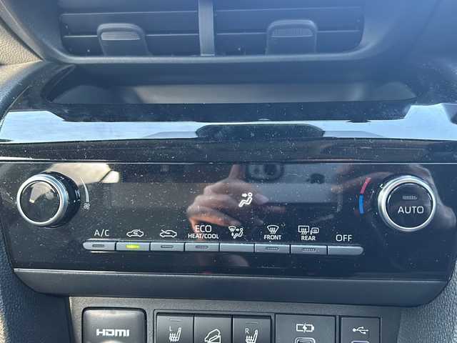 トヨタ ヤリスクロス ハイブリッド Z 鳥取県 2024(令6)年 1万km マッシブグレー Toyota Safety Sense/セーフティ・サポートカーS〈ワイド〉/プリクラッシュセーフティ（歩行者［昼夜］・自転車運転者［昼　夜］・自動二輪車［昼］検知機能付衝突回避支援タイプ／ミリ波レーダー＋単眼カメラ方式）/レーダークルーズコントロール（全車速追従機能付)/パノラミックビューモニター/Toyota純正ナビ/フルセグテレビ/AM/FM、CD/DVD/Bluetooth、iPod/ドアバイザー/プッシュスタート/ETC/ワンオーナー/スタッドレスタイヤ４本付き