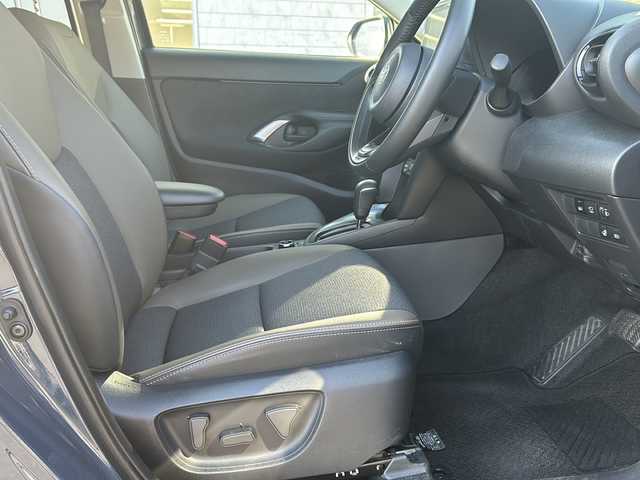 トヨタ ヤリスクロス ハイブリッド Z 鳥取県 2024(令6)年 1万km マッシブグレー Toyota Safety Sense/セーフティ・サポートカーS〈ワイド〉/プリクラッシュセーフティ（歩行者［昼夜］・自転車運転者［昼　夜］・自動二輪車［昼］検知機能付衝突回避支援タイプ／ミリ波レーダー＋単眼カメラ方式）/レーダークルーズコントロール（全車速追従機能付)/パノラミックビューモニター/Toyota純正ナビ/フルセグテレビ/AM/FM、CD/DVD/Bluetooth、iPod/ドアバイザー/プッシュスタート/ETC/ワンオーナー/スタッドレスタイヤ４本付き