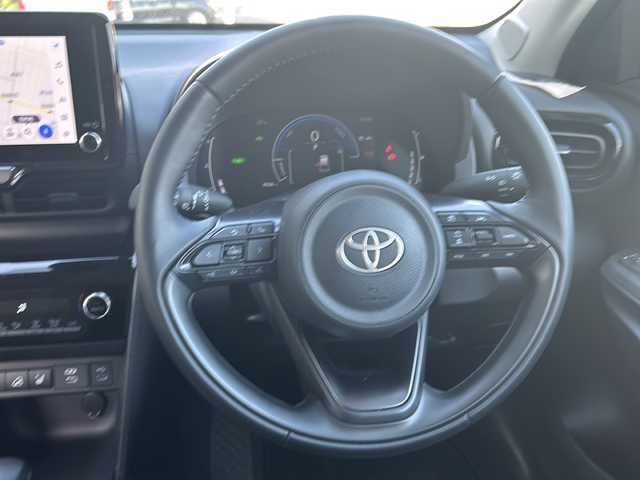 トヨタ ヤリスクロス ハイブリッド Z 鳥取県 2024(令6)年 1万km マッシブグレー Toyota Safety Sense/セーフティ・サポートカーS〈ワイド〉/プリクラッシュセーフティ（歩行者［昼夜］・自転車運転者［昼　夜］・自動二輪車［昼］検知機能付衝突回避支援タイプ／ミリ波レーダー＋単眼カメラ方式）/レーダークルーズコントロール（全車速追従機能付)/パノラミックビューモニター/Toyota純正ナビ/フルセグテレビ/AM/FM、CD/DVD/Bluetooth、iPod/ドアバイザー/プッシュスタート/ETC/ワンオーナー/スタッドレスタイヤ４本付き