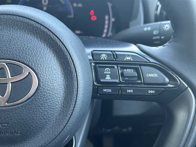 トヨタ ヤリスクロス ハイブリッド Z 鳥取県 2024(令6)年 1万km マッシブグレー Toyota Safety Sense/セーフティ・サポートカーS〈ワイド〉/プリクラッシュセーフティ（歩行者［昼夜］・自転車運転者［昼　夜］・自動二輪車［昼］検知機能付衝突回避支援タイプ／ミリ波レーダー＋単眼カメラ方式）/レーダークルーズコントロール（全車速追従機能付)/パノラミックビューモニター/Toyota純正ナビ/フルセグテレビ/AM/FM、CD/DVD/Bluetooth、iPod/ドアバイザー/プッシュスタート/ETC/ワンオーナー/スタッドレスタイヤ４本付き