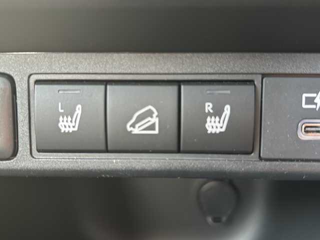 トヨタ ヤリスクロス ハイブリッド Z 鳥取県 2024(令6)年 1万km マッシブグレー Toyota Safety Sense/セーフティ・サポートカーS〈ワイド〉/プリクラッシュセーフティ（歩行者［昼夜］・自転車運転者［昼　夜］・自動二輪車［昼］検知機能付衝突回避支援タイプ／ミリ波レーダー＋単眼カメラ方式）/レーダークルーズコントロール（全車速追従機能付)/パノラミックビューモニター/Toyota純正ナビ/フルセグテレビ/AM/FM、CD/DVD/Bluetooth、iPod/ドアバイザー/プッシュスタート/ETC/ワンオーナー/スタッドレスタイヤ４本付き