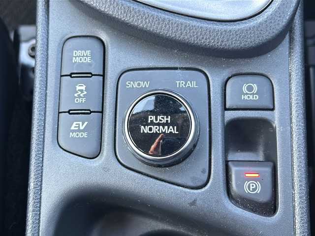 トヨタ ヤリスクロス ハイブリッド Z 鳥取県 2024(令6)年 1万km マッシブグレー Toyota Safety Sense/セーフティ・サポートカーS〈ワイド〉/プリクラッシュセーフティ（歩行者［昼夜］・自転車運転者［昼　夜］・自動二輪車［昼］検知機能付衝突回避支援タイプ／ミリ波レーダー＋単眼カメラ方式）/レーダークルーズコントロール（全車速追従機能付)/パノラミックビューモニター/Toyota純正ナビ/フルセグテレビ/AM/FM、CD/DVD/Bluetooth、iPod/ドアバイザー/プッシュスタート/ETC/ワンオーナー/スタッドレスタイヤ４本付き