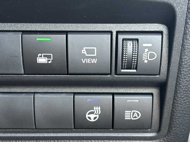 トヨタ ヤリスクロス ハイブリッド Z 鳥取県 2024(令6)年 1万km マッシブグレー Toyota Safety Sense/セーフティ・サポートカーS〈ワイド〉/プリクラッシュセーフティ（歩行者［昼夜］・自転車運転者［昼　夜］・自動二輪車［昼］検知機能付衝突回避支援タイプ／ミリ波レーダー＋単眼カメラ方式）/レーダークルーズコントロール（全車速追従機能付)/パノラミックビューモニター/Toyota純正ナビ/フルセグテレビ/AM/FM、CD/DVD/Bluetooth、iPod/ドアバイザー/プッシュスタート/ETC/ワンオーナー/スタッドレスタイヤ４本付き