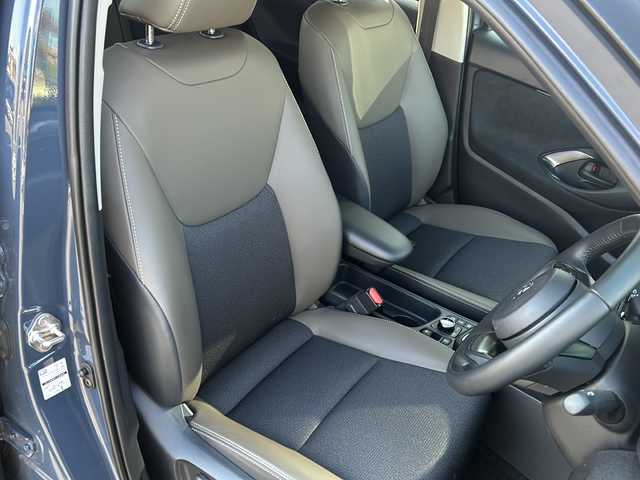 トヨタ ヤリスクロス ハイブリッド Z 鳥取県 2024(令6)年 1万km マッシブグレー Toyota Safety Sense/セーフティ・サポートカーS〈ワイド〉/プリクラッシュセーフティ（歩行者［昼夜］・自転車運転者［昼　夜］・自動二輪車［昼］検知機能付衝突回避支援タイプ／ミリ波レーダー＋単眼カメラ方式）/レーダークルーズコントロール（全車速追従機能付)/パノラミックビューモニター/Toyota純正ナビ/フルセグテレビ/AM/FM、CD/DVD/Bluetooth、iPod/ドアバイザー/プッシュスタート/ETC/ワンオーナー/スタッドレスタイヤ４本付き