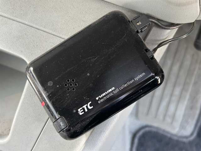 トヨタ プリウス S　LEDエディション 埼玉県 2010(平22)年 8.1万km ダークバイオレットマイカメタリック HDDナビ 品番：AVIC-ZH07/（フルセグTV/AM/FM/BT）/純正17インチAW/ＥＴＣ/純正ドアバイザー/純正フロアマット/横滑り防止装置/オートライト/トノカバー/電動格納ミラー/ステアリングスイッチ/スマートキー/プッシュスタート/スペアキー1本/ナビ/車両取扱説明書/保証書