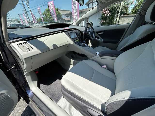 トヨタ プリウス S　LEDエディション 埼玉県 2010(平22)年 8.1万km ダークバイオレットマイカメタリック HDDナビ 品番：AVIC-ZH07/（フルセグTV/AM/FM/BT）/純正17インチAW/ＥＴＣ/純正ドアバイザー/純正フロアマット/横滑り防止装置/オートライト/トノカバー/電動格納ミラー/ステアリングスイッチ/スマートキー/プッシュスタート/スペアキー1本/ナビ/車両取扱説明書/保証書
