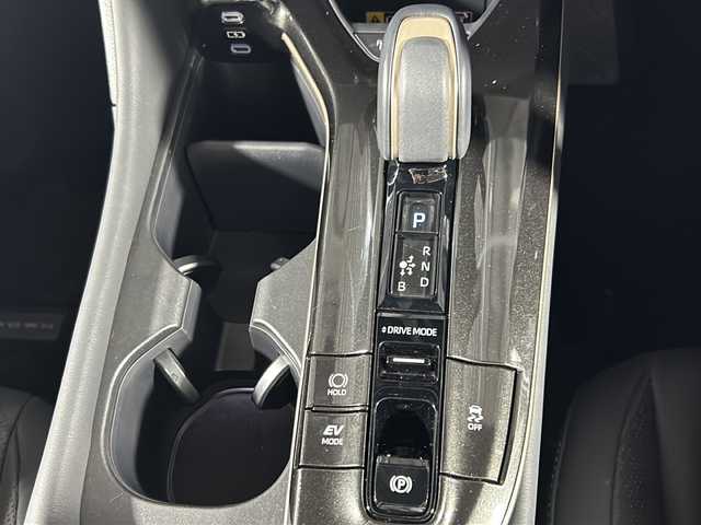 トヨタ クラウン スポーツ Z 沖縄県 2024(令6)年 0.6万km プレシャスホワイトパール 県外仕入/禁煙車/純正12.3インチディスプレイオーディオ/BT/フルセグ/パノラミックビューモニター/デジタルインナーミラー/ビルトインETC2.0/ドライブレコーダー/トヨタセーフティセンス/プリクラッシュセーフティ/レーンキープアシスト/レーダークルーズコントロール/クリアランスソナー/横滑り防止装置/パーキングアシスト/ブラインドスポットモニター/オートマチックハイビーム/ヘッドライトウォッシャー/LEDヘッドライト/オートライト/アイドリングストップ/パワーバックドア/レザーシート/D+N席シートヒーター/D+N席シートエアコン/D+N席パワーシート/ステアリングヒーター/アクセサリーコンセント/純正21インチAW/純正フロアマット/プッシュスタート/スマートキー