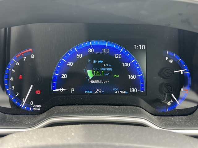 トヨタ カローラ クロス Z 石川県 2023(令5)年 4.4万km プラチナホワイトパールマイカ セーフティセンス/・プリクラッシュセーフティ/・レーダークルーズコントロール/・レーントレーシングアシスト/・オートマチックハイビーム/・ロードサインアシスト/パーキングサポートブレーキ/純正ディスプレイオーディオ/【Bluetooth・HDMI・DVD・FM/AM】/パノラミックビューモニター/パワーバックドア/運転席シートヒーター/LEDヘッドライト/・シーケンシャルターンランプ/・フォグランプ/・オートライト/スマートキー/・プッシュスタート/・スペアキー/ビルトインETC/前後ドライブレコーダー/ハーフレザーシート/純正ドアバイザー/純正フロアマット/新車時保証書/取扱説明書