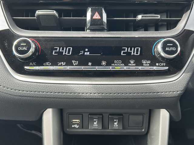 トヨタ カローラ クロス Z 石川県 2023(令5)年 4.4万km プラチナホワイトパールマイカ セーフティセンス/・プリクラッシュセーフティ/・レーダークルーズコントロール/・レーントレーシングアシスト/・オートマチックハイビーム/・ロードサインアシスト/パーキングサポートブレーキ/純正ディスプレイオーディオ/【Bluetooth・HDMI・DVD・FM/AM】/パノラミックビューモニター/パワーバックドア/運転席シートヒーター/LEDヘッドライト/・シーケンシャルターンランプ/・フォグランプ/・オートライト/スマートキー/・プッシュスタート/・スペアキー/ビルトインETC/前後ドライブレコーダー/ハーフレザーシート/純正ドアバイザー/純正フロアマット/新車時保証書/取扱説明書