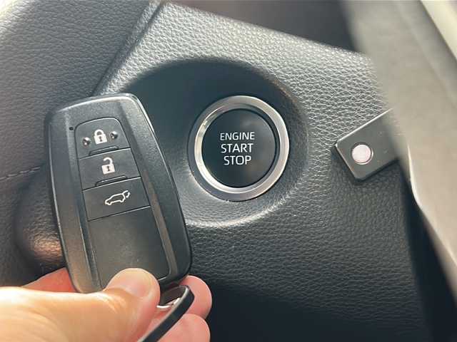トヨタ カローラ クロス Z 石川県 2023(令5)年 4.4万km プラチナホワイトパールマイカ セーフティセンス/・プリクラッシュセーフティ/・レーダークルーズコントロール/・レーントレーシングアシスト/・オートマチックハイビーム/・ロードサインアシスト/パーキングサポートブレーキ/純正ディスプレイオーディオ/【Bluetooth・HDMI・DVD・FM/AM】/パノラミックビューモニター/パワーバックドア/運転席シートヒーター/LEDヘッドライト/・シーケンシャルターンランプ/・フォグランプ/・オートライト/スマートキー/・プッシュスタート/・スペアキー/ビルトインETC/前後ドライブレコーダー/ハーフレザーシート/純正ドアバイザー/純正フロアマット/新車時保証書/取扱説明書