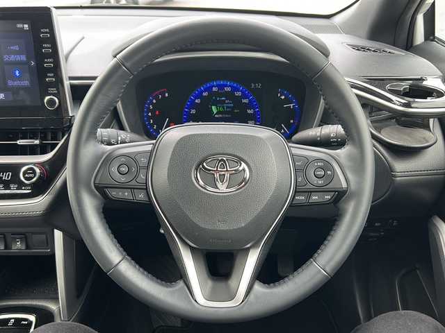 トヨタ カローラ クロス Z 石川県 2023(令5)年 4.4万km プラチナホワイトパールマイカ セーフティセンス/・プリクラッシュセーフティ/・レーダークルーズコントロール/・レーントレーシングアシスト/・オートマチックハイビーム/・ロードサインアシスト/パーキングサポートブレーキ/純正ディスプレイオーディオ/【Bluetooth・HDMI・DVD・FM/AM】/パノラミックビューモニター/パワーバックドア/運転席シートヒーター/LEDヘッドライト/・シーケンシャルターンランプ/・フォグランプ/・オートライト/スマートキー/・プッシュスタート/・スペアキー/ビルトインETC/前後ドライブレコーダー/ハーフレザーシート/純正ドアバイザー/純正フロアマット/新車時保証書/取扱説明書