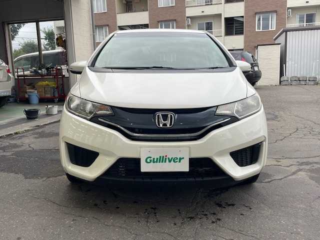 ホンダ フィット 13G Fパッケージ 道東・釧路十勝 2015(平27)年 11.1万km プレミアムホワイトパール 4WD/純正メモリーナビ/  (CD/ラジオ)/アイドリングストップ/ウィンカーミラー/電動格納ミラー/ミラーヒーター/ヘッドライトレベライザー/ETC/純正フロアマット/フロントワイパーデアイサー/スマートキー/エンジンプッシュスタート/スペアキー/社外15インチアルミホイール