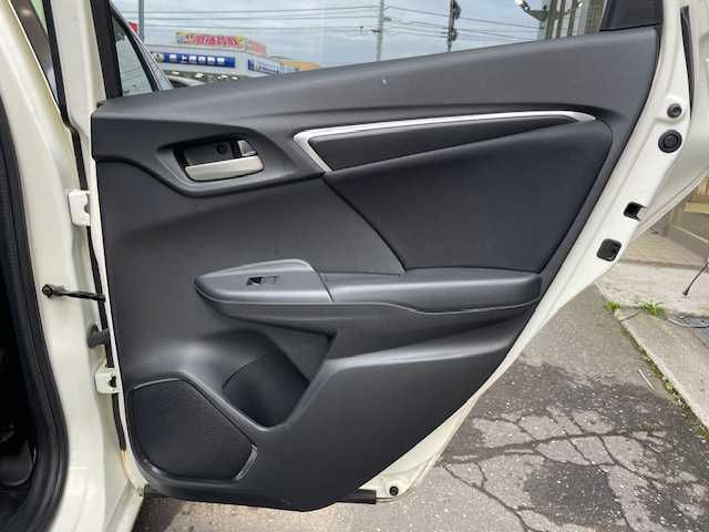 ホンダ フィット 13G Fパッケージ 道東・釧路十勝 2015(平27)年 11.1万km プレミアムホワイトパール 4WD/純正メモリーナビ/  (CD/ラジオ)/アイドリングストップ/ウィンカーミラー/電動格納ミラー/ミラーヒーター/ヘッドライトレベライザー/ETC/純正フロアマット/フロントワイパーデアイサー/スマートキー/エンジンプッシュスタート/スペアキー/社外15インチアルミホイール