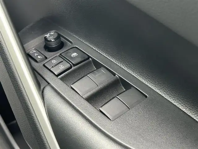 トヨタ カローラ クロス ハイブリッド Z 福島県 2022(令4)年 1.9万km プラチナホワイトパールマイカ 登録時走行距離　　１８１６６ｋｍ/ワンオーナー/メーカー純正ナビ/【AM/FM/BT/フルセグ】/シートヒーター/横滑り防止/ステアリングスイッチ/レーンディパーチャーアラート/パワーバックドア/ETC/ドラレコ/純正AW/パノラミックビューモニター/ハーフレザー/プッシュスタート/レーダークルコン/パノラマルーフ/オートライト/オートマチックハイビーム/１２０V