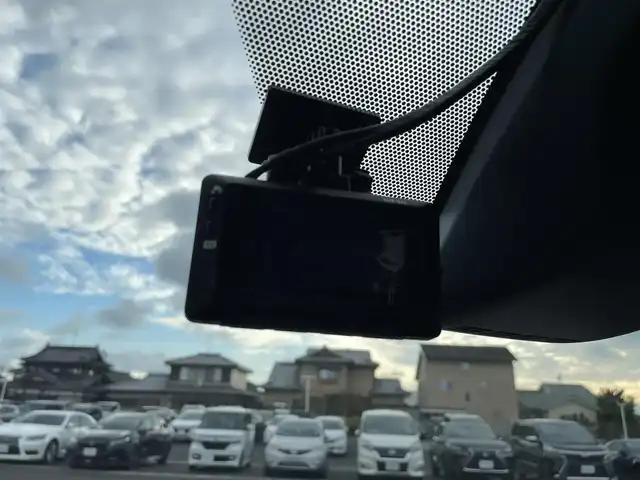 トヨタ ヴォクシー ZS 煌Ⅱ 熊本県 2019(令1)年 6.6万km イナズマスパーキングブラックガラスフレーク 社外ナビ/・BT/CD/DVD/SD/USB/AM/FM/・フルセグ/フリップダウンモニター/バックカメラ/前後ドラレコ/両側パワースライドドア/トヨタセーフティーセンス/ビルトインETC/革巻きステアリング/・ステアリングリモコン/クルーズコントロール/MTモード付AT/プッシュスタート/・スマートキー/・スペアキー×１/アイドリングストップ/純正AW/純正ドアバイザー/純正フロアマット/電動格納ミラー/・ミラーウィンカー/ロールサンシェード