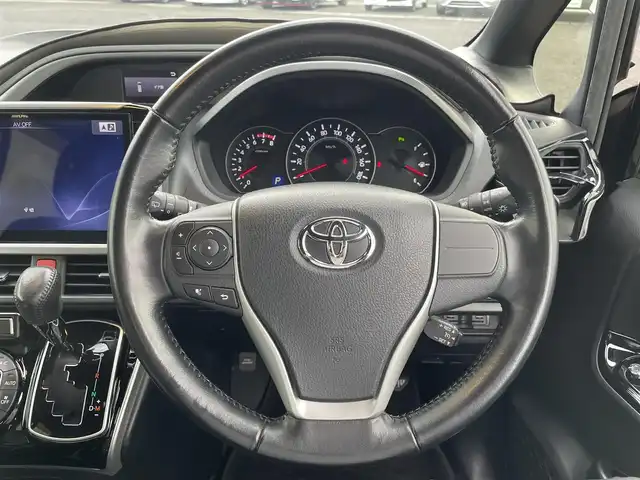 トヨタ ヴォクシー ZS 煌Ⅱ 熊本県 2019(令1)年 6.6万km イナズマスパーキングブラックガラスフレーク 社外ナビ/・BT/CD/DVD/SD/USB/AM/FM/・フルセグ/フリップダウンモニター/バックカメラ/前後ドラレコ/両側パワースライドドア/トヨタセーフティーセンス/ビルトインETC/革巻きステアリング/・ステアリングリモコン/クルーズコントロール/MTモード付AT/プッシュスタート/・スマートキー/・スペアキー×１/アイドリングストップ/純正AW/純正ドアバイザー/純正フロアマット/電動格納ミラー/・ミラーウィンカー/ロールサンシェード