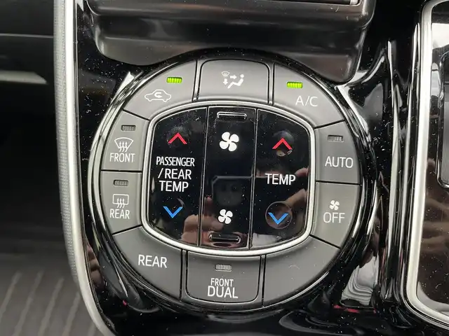 トヨタ ヴォクシー ZS 煌Ⅱ 熊本県 2019(令1)年 6.6万km イナズマスパーキングブラックガラスフレーク 社外ナビ/・BT/CD/DVD/SD/USB/AM/FM/・フルセグ/フリップダウンモニター/バックカメラ/前後ドラレコ/両側パワースライドドア/トヨタセーフティーセンス/ビルトインETC/革巻きステアリング/・ステアリングリモコン/クルーズコントロール/MTモード付AT/プッシュスタート/・スマートキー/・スペアキー×１/アイドリングストップ/純正AW/純正ドアバイザー/純正フロアマット/電動格納ミラー/・ミラーウィンカー/ロールサンシェード