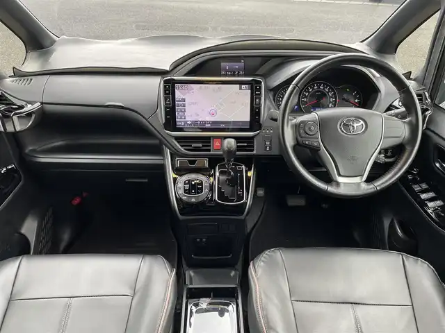 トヨタ ヴォクシー ZS 煌Ⅱ 熊本県 2019(令1)年 6.6万km イナズマスパーキングブラックガラスフレーク 社外ナビ/・BT/CD/DVD/SD/USB/AM/FM/・フルセグ/フリップダウンモニター/バックカメラ/前後ドラレコ/両側パワースライドドア/トヨタセーフティーセンス/ビルトインETC/革巻きステアリング/・ステアリングリモコン/クルーズコントロール/MTモード付AT/プッシュスタート/・スマートキー/・スペアキー×１/アイドリングストップ/純正AW/純正ドアバイザー/純正フロアマット/電動格納ミラー/・ミラーウィンカー/ロールサンシェード