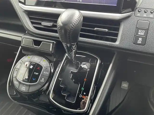 トヨタ ヴォクシー ZS 煌Ⅱ 熊本県 2019(令1)年 6.6万km イナズマスパーキングブラックガラスフレーク 社外ナビ/・BT/CD/DVD/SD/USB/AM/FM/・フルセグ/フリップダウンモニター/バックカメラ/前後ドラレコ/両側パワースライドドア/トヨタセーフティーセンス/ビルトインETC/革巻きステアリング/・ステアリングリモコン/クルーズコントロール/MTモード付AT/プッシュスタート/・スマートキー/・スペアキー×１/アイドリングストップ/純正AW/純正ドアバイザー/純正フロアマット/電動格納ミラー/・ミラーウィンカー/ロールサンシェード