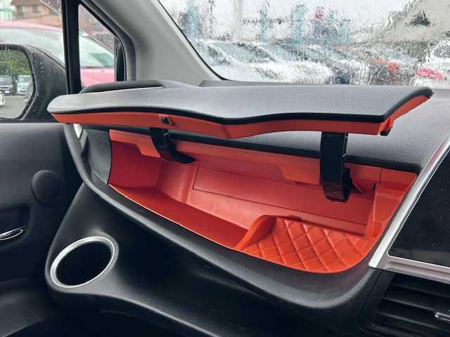 トヨタ シエンタ ファンベースG 大阪府 2019(令1)年 2.6万km ブラックマイカ ナビ　/フルセグ　/Ｂｌｕｅｔｏｏｔｈ　/全方位カメラ　/両側パワースライドドア　/オートハイビーム　/前後コーナーセンサー　/革巻きハンドル　/ビルトインＥＴＣ　/前後ドライブレコーダー　/ＵＳＢ　/フロアーマット