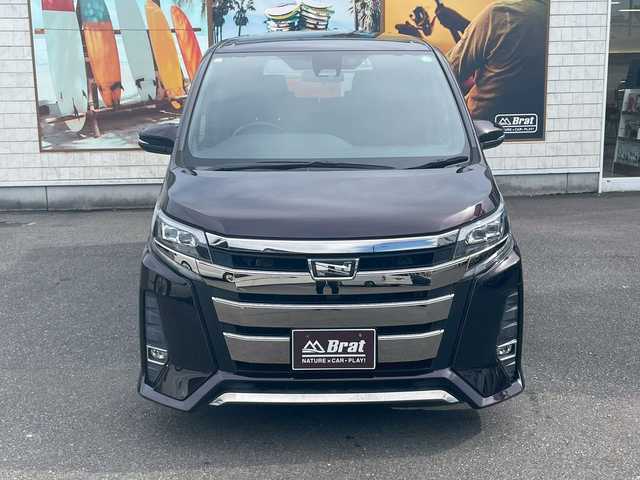 トヨタ ノア Si 宮崎県 2017(平29)年 5.6万km ワイン 10.1Vインチフリップダウンモニター　/純正SDナビ　/USB充電ポート　/バックカメラ　/クルコン　/ETC　/両側パワースライド　/ブレーキサポート　/レーンキープ　/オートハイビーム　/フルセグTV　/DVD　/Bluetooth