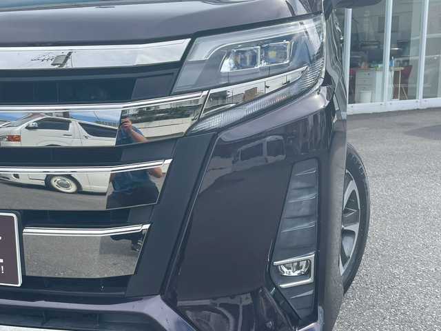 トヨタ ノア Si 宮崎県 2017(平29)年 5.6万km ワイン 10.1Vインチフリップダウンモニター　/純正SDナビ　/USB充電ポート　/バックカメラ　/クルコン　/ETC　/両側パワースライド　/ブレーキサポート　/レーンキープ　/オートハイビーム　/フルセグTV　/DVD　/Bluetooth