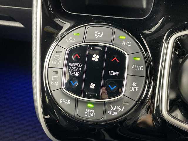 トヨタ ヴォクシー ハイブリッド ZS 煌Ⅲ 愛知県 2021(令3)年 6.4万km ブラック 禁煙車/アルパイン１１型ナビ/（DVD/ＣＤ/フルセグＴＶ/Ｂｌｕｅｔｏｏｔｈ/ＨＤＭＩ/ＡＭ/ＦＭ）/アルパインフリップダウンモニター/トヨタセフティセンス/・プリクラッシュセーフティ/・レーンディパーチャーアラート/・オートマチックハイビーム/ＥＴＣ/ドライブレコーダー/ハーフレザーシート/シートヒーター/両側パワースライドドア/スマートキー/プッシュスタート/ＬＥＤヘッドライト/フロントフォグランプ/横滑り防止システム/純正１８インチアルミホイール/純正フロアマット