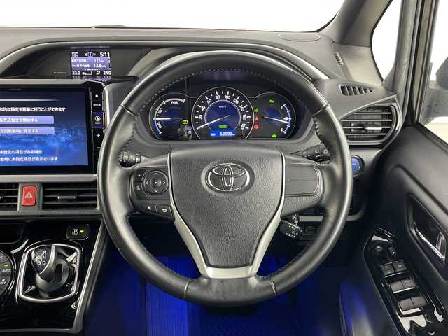 トヨタ ヴォクシー ハイブリッド ZS 煌Ⅲ 愛知県 2021(令3)年 6.4万km ブラック 禁煙車/アルパイン１１型ナビ/（DVD/ＣＤ/フルセグＴＶ/Ｂｌｕｅｔｏｏｔｈ/ＨＤＭＩ/ＡＭ/ＦＭ）/アルパインフリップダウンモニター/トヨタセフティセンス/・プリクラッシュセーフティ/・レーンディパーチャーアラート/・オートマチックハイビーム/ＥＴＣ/ドライブレコーダー/ハーフレザーシート/シートヒーター/両側パワースライドドア/スマートキー/プッシュスタート/ＬＥＤヘッドライト/フロントフォグランプ/横滑り防止システム/純正１８インチアルミホイール/純正フロアマット